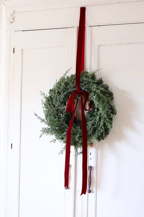 Merlot Christmas Decor, Spanish House Christmas Decor, Door Way Christmas Garland, Front Door Christmas Wreaths Diy, Red Christmas Decor Aesthetic, New Ideas For Christmas Decorating, Tradition Christmas Decorations, Simple Christmas House Decor, Diy Christmas Decor For Porch