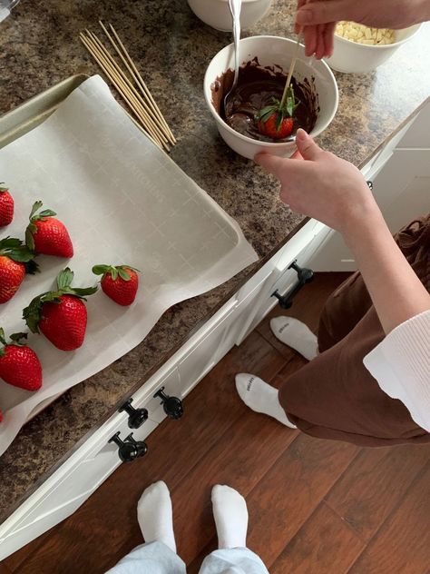 Chocolate Covered Strawberries Date Night, Chocolate Covered Strawberry Aesthetic, Chocolate Making Aesthetic, Making Food With Friends Aesthetic, Best Friend Activities Aesthetic, Date Idea Aesthetic, Chocolate Strawberry Aesthetic, Valentine Core Aesthetic, Strawberry Chocolate Aesthetic