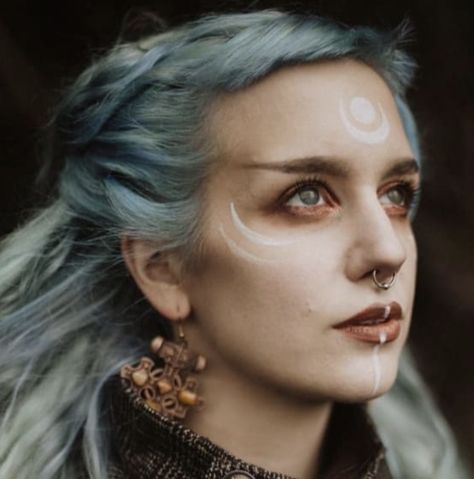 Celtic look 👀 Beltane Makeup, Traditional Irish Makeup, Celtic Druid Costume, Nature Witch Makeup, Medieval Makeup Middle Ages, Celtic Witch Costume, Renfair Makeup, Ren Faire Makeup Looks, Celtic Cosplay