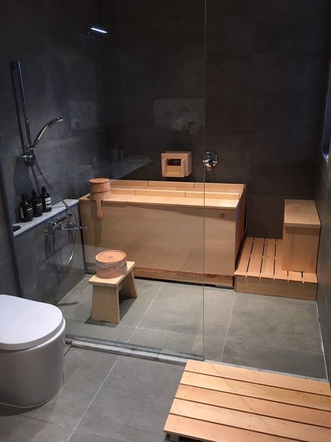 Japanese Ofuro Bathroom, Toilet Japanese Style, Home Onsen Japanese Bathroom, Japanese Interior Design Bathroom, Japanese Bathroom Lighting, Modern Japanese Bathroom Design, Onsen Bathroom Japanese Style, Ofuro Bathroom, Hinoki Bathtub