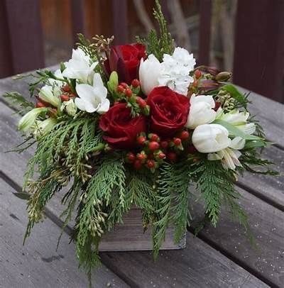 12 Christmas Floral Arrangements – SeasonOverload Small Winter Flower Arrangements, Christmas Flower Centerpieces, Christmas Floral Centerpieces, Xmas Flowers, Christmas Floral Designs, Christmas Flower Decorations, Winter Floral Arrangements, Christmas Bouquet, Christmas Flower Arrangements