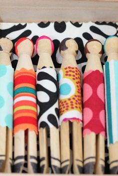 Peg Crafts, Clothespin People, Dolly Pegs, Doll Brooch, Dolly Doll, Wood Peg Dolls, Wooden Clothespins, Worry Dolls, Clothespin Dolls