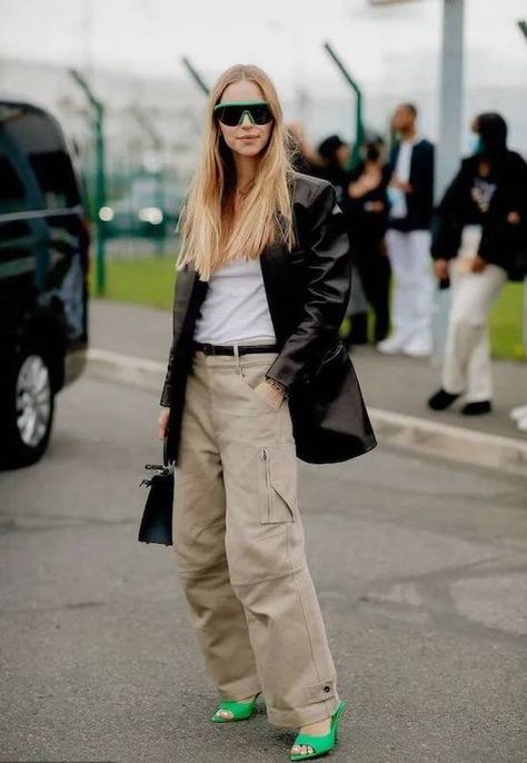 80+ Best Women Cargo Pants Outfit Ideas 2023: How To Wear This Pant Fashion Trend Classic Cargo Pants Outfit, Wide Leg Cargo Pants Outfit Winter, Khaki Cargo Pants Outfit Street Style, Cargo Wide Leg Pants Outfit, Wide Leg Cargo Pants Outfit, Cargo Pants Outfit Winter, Women Cargo Pants Outfit, Cargo Trousers Outfit, Cargo Pants Outfit Street Style