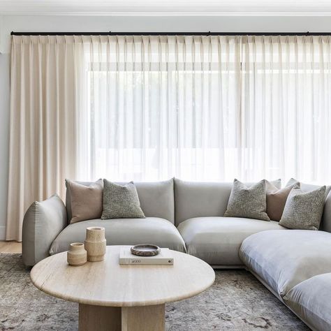 Ryan Saghian on Instagram: "Chic family room moment from our Brentwood project captures beautifully by @mrbarcelo 😍" Ryan Saghian, Glamorous Interior Design, Hospitality Projects, Bespoke Design, Interior Design Studio, Hand Picked, Luxury Living, Family Room, Vintage Rugs