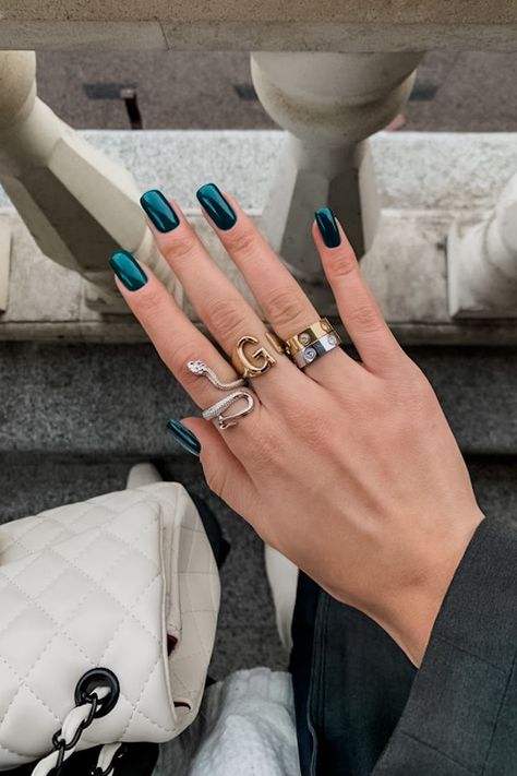 girl with Forest Green Chrome Nails for fall Dark Green Glazed Donut Nails, Deep Green Chrome Nails, Dark Green Nails Chrome, Dark Blue Green Nails, Forest Green Chrome Nails, Emerald Chrome Nails, Forest Green Nail Ideas, Dark Green Chrome Nails, Chrome Nails Green