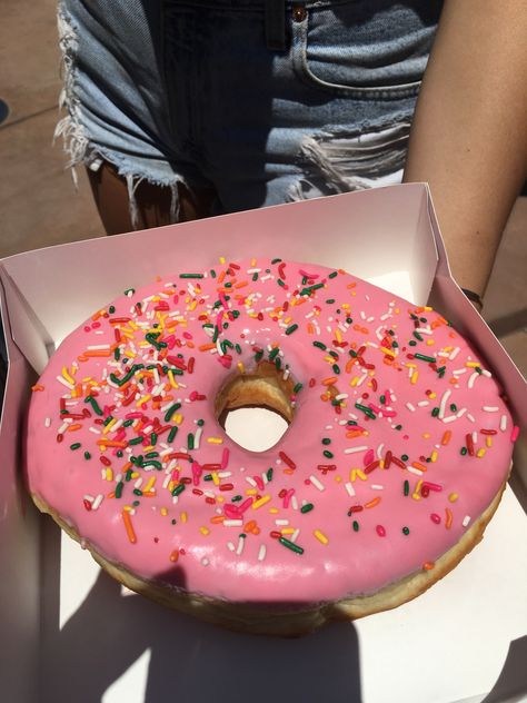 Donut from Simpson Land. Universal Fl. Mom and I just returned from a trip there- the Big Pink was excellent! Big Donut, Food Therapy, Cute Desserts, Food Themes, Food Obsession, Cafe Food, Interesting Food Recipes, Yummy Food Dessert, Sweet Snacks