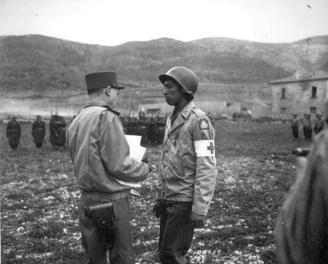 US Army Private Jonathan Hoag, a medic, was awarded a Croix de Guerre by French General Alphonse Juin for courage shown in treating the wounded, Pozzuoli, Italy, 21 March 1944 (US National Archives) Parachute Regiment, German Soldiers Ww2, German Uniforms, Military Uniforms, American Soldiers, German Army, Historical Pictures, Military History, Wikimedia Commons