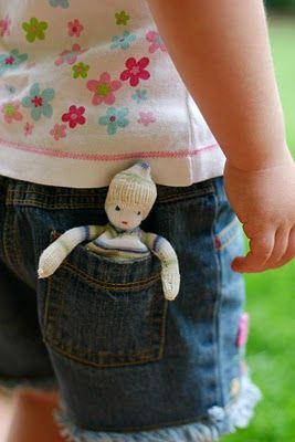 steiner inspired pocket doll tutorial - uses old socks instead of traditional Waldorf materials Waldorf Handwork, Odd Socks, Pocket Doll, Waldorf Crafts, Sock Doll, Sock Dolls, Homemade Dolls, Sock Toys, Sock Crafts