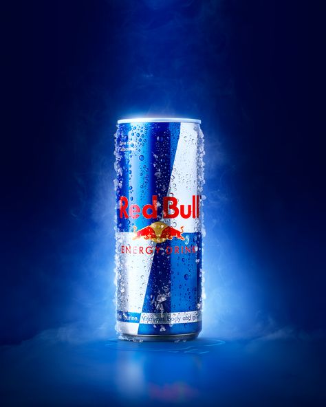 Lata de Energético Red Bull, com Fundo Azul, fumaça e pequenas pedras de gelo. Ad Photography, Graphic Design Product, Social Media Design Inspiration, Energy Drink, Design Advertising, Ads Creative, Design Product, Social Media Design, Energy Drinks