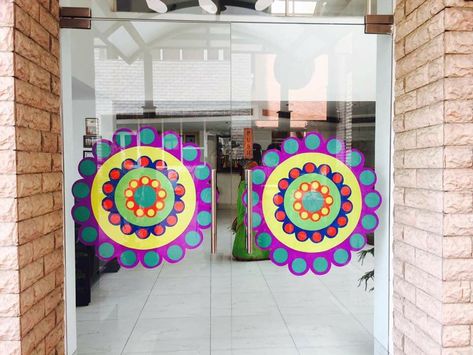 Glass door decoration ideas in school or office / paper rangoli idea Glass Door Decoration For School, School Reception Decoration Ideas, School Stage Decorations, School Corridor Decoration Ideas, Decoration Ideas In School, Paper Rangoli, Rangoli Idea, School Reception, School Bulletin Board Ideas