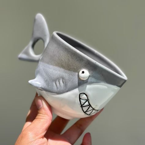 BilyanaArtCeramic - Etsy Shark Mug, Pottery Cafe, Dinosaur Mug, Mug Pottery, Handmade Ceramics Pottery, Market Ideas, Cerámica Ideas, Handmade Mug, Unique Mug