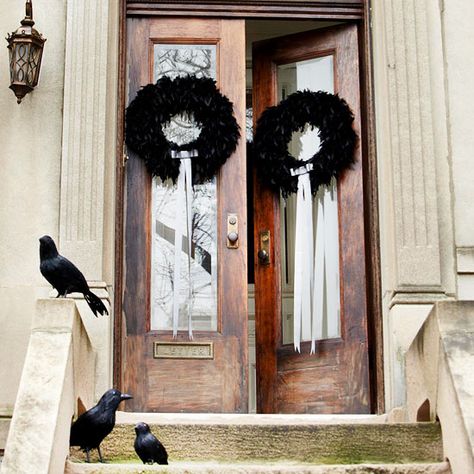 Feathered Halloween Wreaths Diy Halloween Door Decorations, Halloween Diy Door, Halloween Front Door Decorations, Classy Halloween Decor, Halloween Front Doors, Classy Halloween, Feather Wreath, Diy Halloween Wreath, Halloween Tattoo