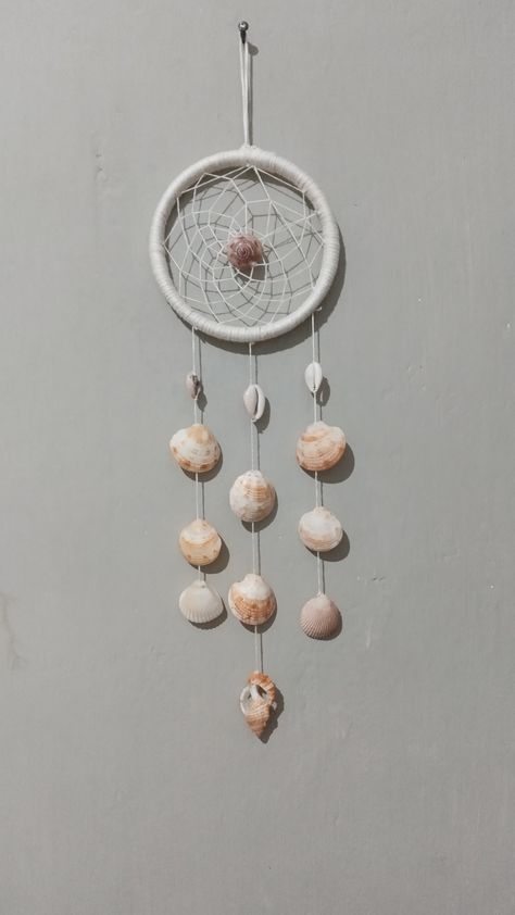 Dream catcher Ocean Themed Dream Catcher, Beach Dream Catcher, Sea Shell Dream Catcher, Seashell Dreamcatcher, Shell Dream Catcher, Homemade Dream Catchers, Shells Diy, Dream Catcher Craft, Bedroom Wall Collage