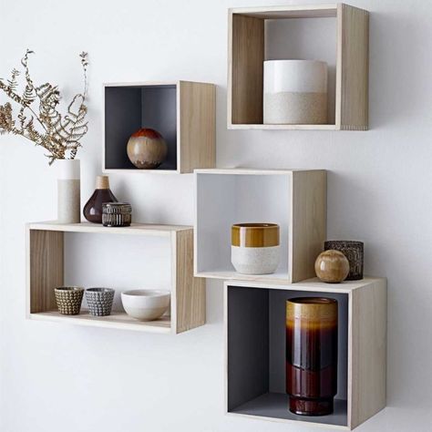 35 idées de bibliothèque modulable Wooden Shelf Design, Cube Wall Shelf, Etagere Cube, Diy Wand, Regal Design, Wall Shelves Design, Floating Wall Shelves, Wall Boxes, Wooden Wall Decor