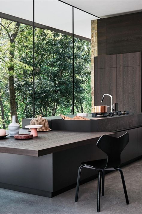 A kitchen island overlooking a forest with a wooden countertop and black accents. Cesar Kitchen, Modern Konyhatervezés, Italian Kitchen Cabinets, Kitchen Oak, Modern Italian Kitchen, Model Dapur, Island Counter, Custom Kitchens Design, Decor Eclectic