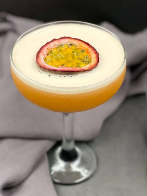 Passionfruit Cocktail, Passion Fruit Cocktail, Martini Recipes Easy, Passion Fruit Martini, Fruit Martini, Dirty Martini Recipe, Recipes With Fruit Cocktail, Passion Fruit Margarita, Passionfruit Recipes