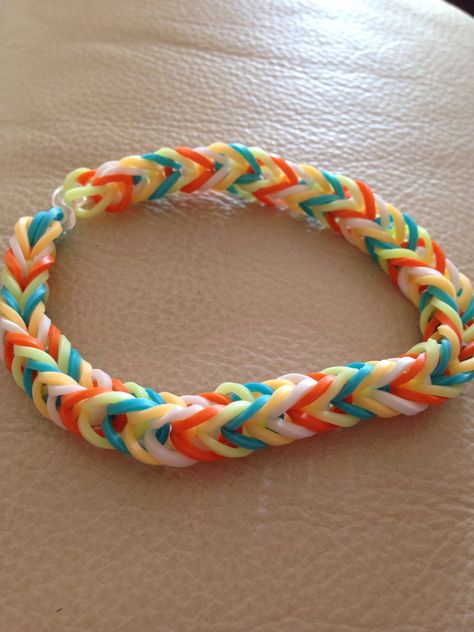 Magic Loom Bracelets, Preppy Loom Bands, Rainbow Loom Bff Bracelets, Loom Bracelet Aesthetic, Loom Bands Fishtail, Aesthetic Rubber Band Bracelets, Preppy Loom Band Bracelets, Preppy Rainbow Loom Bracelets, Rubber Band Bracelet Ideas Colors