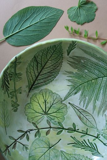 The Skillful Bee: Ceramic Bowl w Nature Impressions (use polymer clay or air dry clay?) Air Dry Clay Leaf Imprint, Air Dry Clay Botanical, Clay Leaf Prints, Air Dry Clay Nature Projects, Leaf Imprint Clay, Air Dry Clay Leaf Bowls, Leaf Clay Art, Botanical Impressions In Clay, Illustrative Ceramics