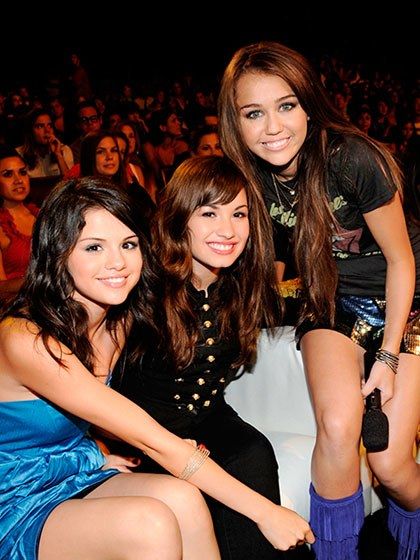 2008 Selena Gomez Miley Cyrus, Cultura Hip Hop, Selena Selena, Old Disney Channel, Selena And Taylor, Emily Osment, Camp Rock, Disney Channel Stars, Teen Choice Awards