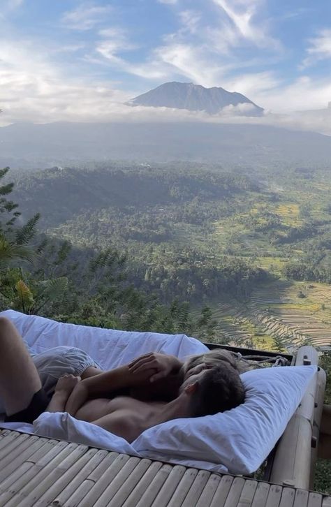 Romantic Resorts, Filmy Vintage, Romantic Videos Couples, Goals Pictures, The Love Club, Alam Yang Indah, Cute Relationship Goals, Couple Aesthetic, Cute Couple Pictures