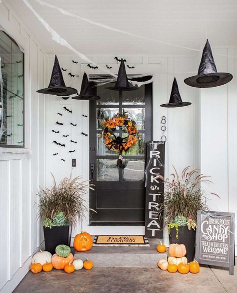 Spooktacular Halloween Front Porch Decor Ideas to Impress Your Guests - Melanie Jade Design Porche Halloween, Halloween Porch Sign, Front Porch Decor Ideas, Fall Mums, Halloween Front Porch Decor, Creepy Decor, Halloween Front Porch, Front Porch Decor, Loll Designs