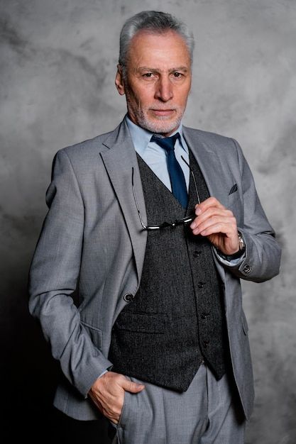 Free photo portrait elegant old man | Free Photo #Freepik #freephoto #elegant-man #suit #business-man-suit #handsome Business Man Reference, Old Man In Suit, Old Man Suit, Old Man Reference, Garden Cocktail Attire, Caesar Costume, Rich Old Man, Business Suits Men, Old Man Outfit