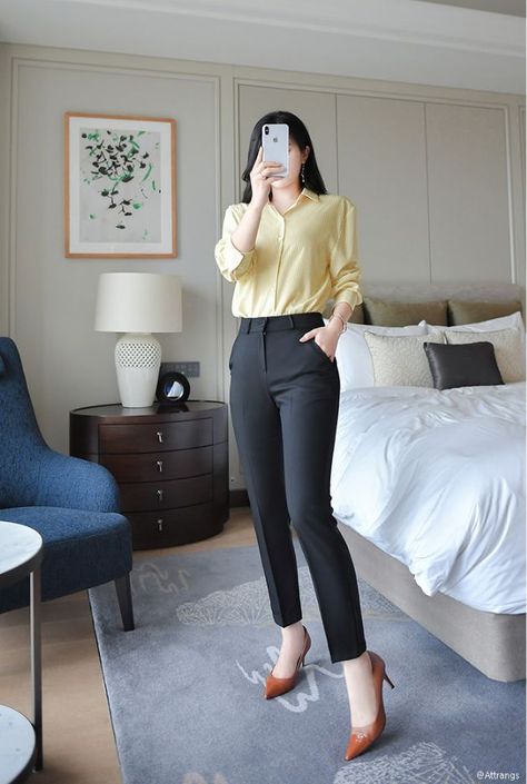 Korean Office Look, Office Wear Women Work Outfits, Korean Trends, Best Business Casual Outfits, Korean Office, Office Attire Women, Fashionable Work Outfit, Western Work, Look Office