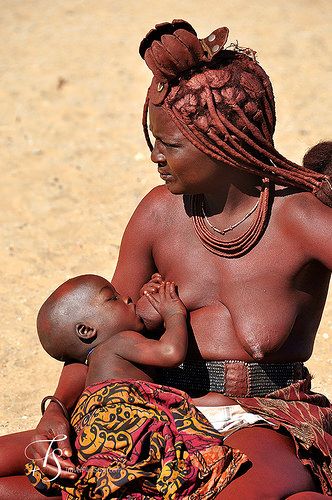 Himba tribe mother and her baby, Namib Desert, Kaokoland, Namibia Himba Tribe, Himba People, Namib Desert, Colorful Bangles, African People, Luxury Hotels, Way Of Life, Travel Style, Luxury Hotel