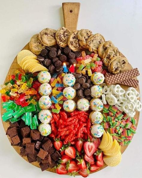 Birthday Charcuterie Board, Birthday Charcuterie, Sweets Board, Cupcake Decorating Techniques, Charcuterie Inspiration, Bach Party, Dessert Cupcakes, Cupcakes Decoration, Ornament Wreath