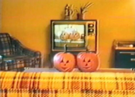 60s Halloween Aesthetic, 90s Halloween Nostalgia, Halloween 80s Aesthetic, 2000s Halloween Aesthetic, 80s Halloween Aesthetic, 90s Halloween Aesthetic, Retro Halloween Aesthetic, Vintage Halloween Aesthetic, 70s Halloween