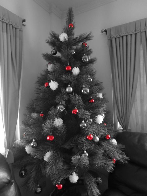 Christmas tree. Red, white and grey themed.  #christmas #christmastree Grey Christmas Decor, Glamorous Christmas Tree, Contemporary Christmas Decor, Grey Christmas Tree, Christmas Tree Decoration Ideas, Red And White Christmas Tree, Tree Decoration Ideas, White Christmas Tree Decorations, Flocked Christmas Trees Decorated