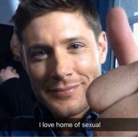 Shirtless Jensen Ackles, Supernatural Out Of Context, Dean Winchester Funny Face, Spn Reaction Pics, Supernatural Funny Pictures, Hot Dean Winchester, Spn Pfp, Supernatural Reaction Pics, Supernatural Pfps