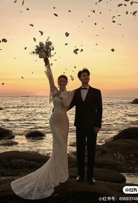 Pre Wedding Photoshoot Beach, Couples Beach Photography, Pre Wedding Photoshoot Props, Korean Wedding Photography, Engagement Photography Poses, Wedding Photoshoot Props, Garden Wedding Reception, Ocean Wedding, Perspective Photography