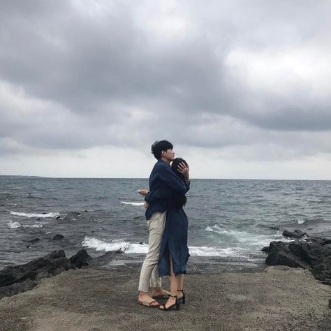 c l o u d Ulzzang Couple, Korean Couple, Relationship Goals Pictures, Sweet Couple, Fashion Couple, Couple Outfits, Two People, Couple Aesthetic, Shadowhunters