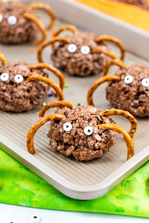 Rice Krispie Treat Spiders and a quick ad easy Halloween treat made with Cocoa Krispies cereal, marshmallows, butter, and pretzels. Halloween Krispie Treats, Halloween Spider Treats, Cocoa Krispie Treats, Halloween Rice Krispies, Spider Treats, Holiday Deserts, Halloween Party Desserts, Brown Food Coloring, Cuddle Puddle