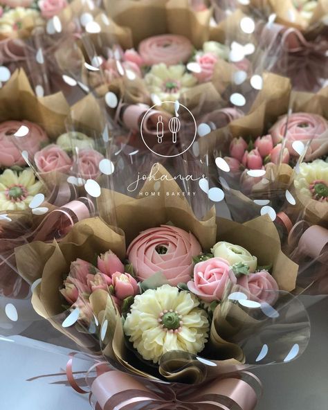 Bouquet Of Flower Cupcakes, Flower Cupcake Centerpieces, Buttercream Flower Cupcake Bouquet, Mother’s Day Cupcake Flower Bouquet, Small Cupcake Bouquet, Mini Cupcakes Flowers, Cupcake Mothers Day, Wedding Cupcake Bouquet, Bouquet Of Cupcake Flowers