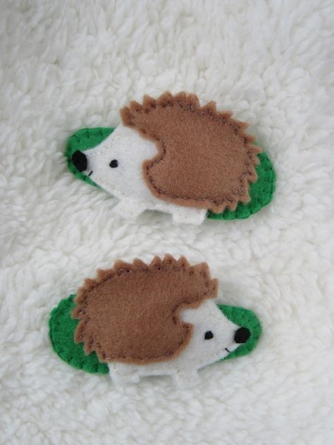 Animal Hair Clips, Felt Hedgehog, Hedge Hogs, Flannel Stories, Hedgehog Craft, Felt Craft Projects, Geeky Craft, Felted Toys, Felt Animal Patterns