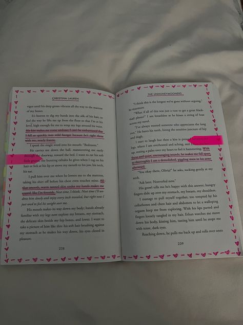 aesthetically pleasing book with pink hearts along the border of the pages Cute Book Annotation Aesthetic, Book Annotation Aesthetic Doodles, Book Anottations Aesthetic, Book Annotation Ideas Aesthetic, Book Anottations Ideas, Cute Book Annotation, Book Annotation Doodles, Annotating System, How To Annotate A Book