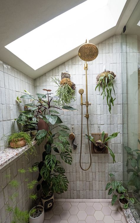 Plant Shower Ideas, Rainforest Inspired Bathroom, Shower With Plants Inside, Bathroom Astethic Cozy, Plants In The Shower Ideas, Showers With Plants, Shower With Plants, Plants In Shower Ideas, Plants In Shower