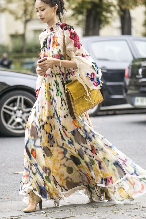 The Street Style in Paris Promises That the Last Leg of Fashion Month Is Going to Be Good Print Chiffon Maxi Dress, Mode Boho, Maxi Robes, Chiffon Maxi, Chiffon Maxi Dress, Mode Inspo, 가을 패션, Maxi Dress With Sleeves, Print Chiffon