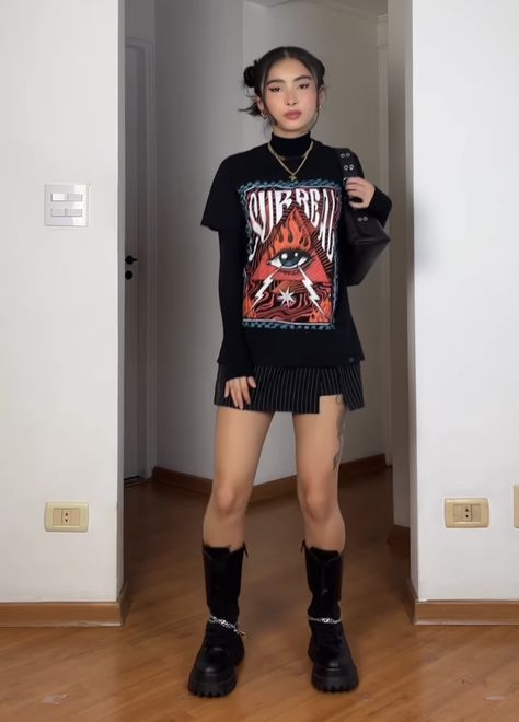 Concert Outfit Comfy, Autumn Festival Outfit, Metal Festival Outfit, Edgy Festival Outfit, Tee Styling, Edc Outfits, Tøp Aesthetic, Graphic Tee Style, Layered Tops