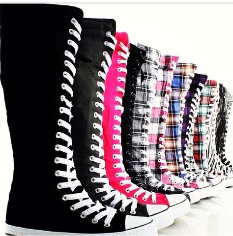 Converse knee high boots (I love the black and red ones) Converse Haute, Emo Shoes, Knee High Sneakers, Knee High Converse, Converse Boots, Sneakers Ladies, Crazy Fashion, Converse High Top, High Sneakers