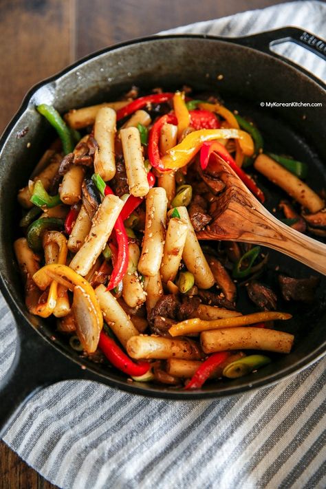 Gungjung Tteokbokki (Korean royal court rice cakes) recipe. This is a non-spicy Korean rice cake recipe. Stir fried with soy sauce, beef and vegetables. | MyKoreanKitchen.com Gungjung Tteokbokki, Korean Rice Cake Recipe, Soy Sauce Beef, Rice Cakes Recipe, Koreansk Mad, Tteokbokki Recipe, Beef And Vegetables, Korean Rice Cake, Rice Cake Recipes