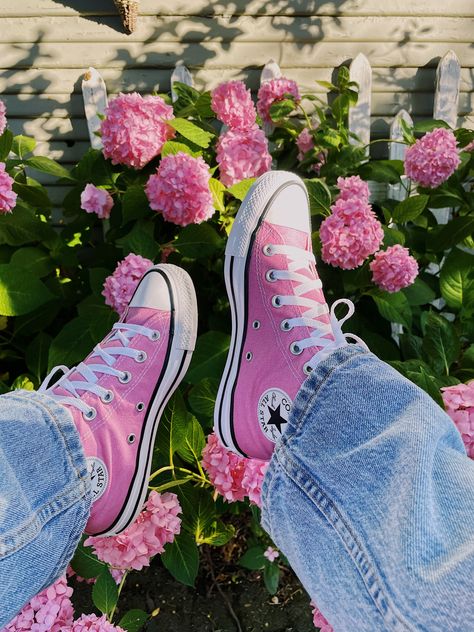 Cute Shoe Pics, Pink Converse Aesthetic, Converse Wallpaper, Converse Haute, Converse Aesthetic, Cute Converse, Photo Rose, Pretty Sneakers, Pretty Shoes Sneakers