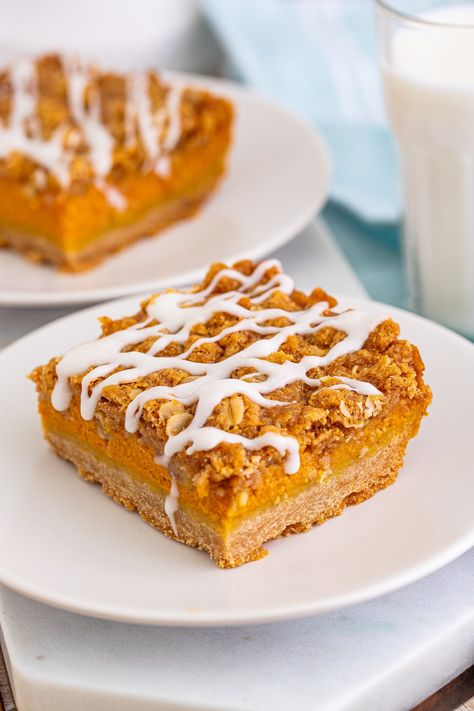 These are the best pumpkin bars! Shortbread crust, pumpkin filling, and streusel topping! Layered Pumpkin Dessert, Pumpkin Streusel, Streusel Bars, Fudge Pie, Pumpkin Custard, Pumpkin Pie Mix, Country Cook, Pumpkin Bars, The Country Cook