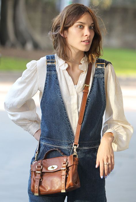 Alexa Chung goes shopping in Paddington, Sydney Black Designer Bags, Wearing Overalls, Mulberry Alexa, One Strap Backpack, Alexa Chung Style, Mulberry Bag, Leather Briefcase Men, Cheap Handbags, Alexa Chung