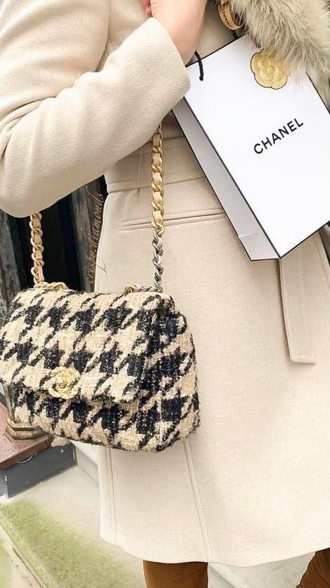 Chanel 19 Tweed Bag, High End Fashion Aesthetic, Tweed Chanel Bag, Chanel 19 Tweed, Chanel 19 Bag, Bag Wishlist, Chanel Hydra Beauty, Y2k Fashion Aesthetic, Cheap Gucci