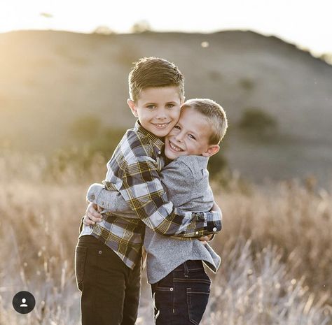 2 Boys Photoshoot, Brother Picture Poses, 2 Brother Photoshoot, Brother And Sister Photo Ideas Aesthetic, Posing Siblings For Pictures, 2 Sibling Photo Poses, Small Sibling Photoshoot, 2 Brothers Photoshoot, Brothers Poses Photography