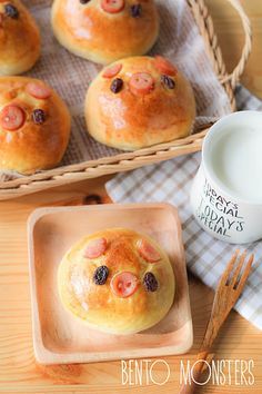 Japanese Curry Piggy Bread Bun (This is adorable -- plan to try with a ham and cheese filling, or a pepperoni roll filling for my kids. Even BBQ meat might work) Japanese Curry, Bento Recipes, Bbq Meat, Bread Bun, Steamed Buns, Cute Food, Pigs, Buns, Kids Meals