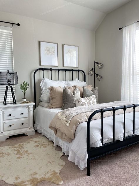 Farmhouse Chic Bedroom Beds & Bed Frames, Room Decor Black Bed Frame, Room Ideas With Metal Bed Frame, Black Farmhouse Bed Frame, Bedrooms With Iron Beds Decorating Ideas, Small Bedroom Metal Bed Frame, Metal Framed Beds Bedroom Ideas, Farmhouse Black And White Bedroom, Metal Beds Bedroom